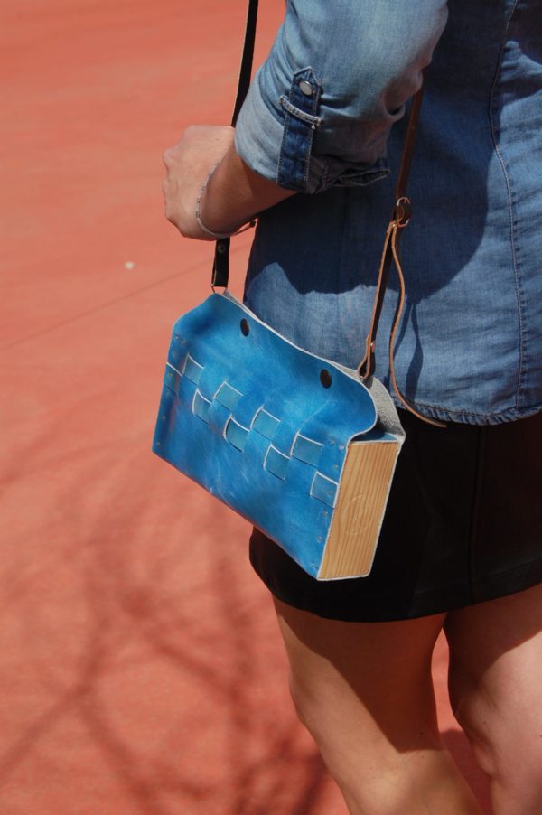 Bolsos de madera Bolso de piel y madera modelo Cembra mini azul